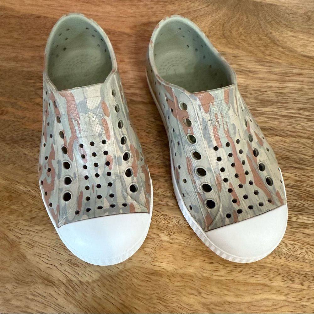 Native Shoes - Kids' Jefferson Print - Elm Green/ Shell White/ Elm Eucamo